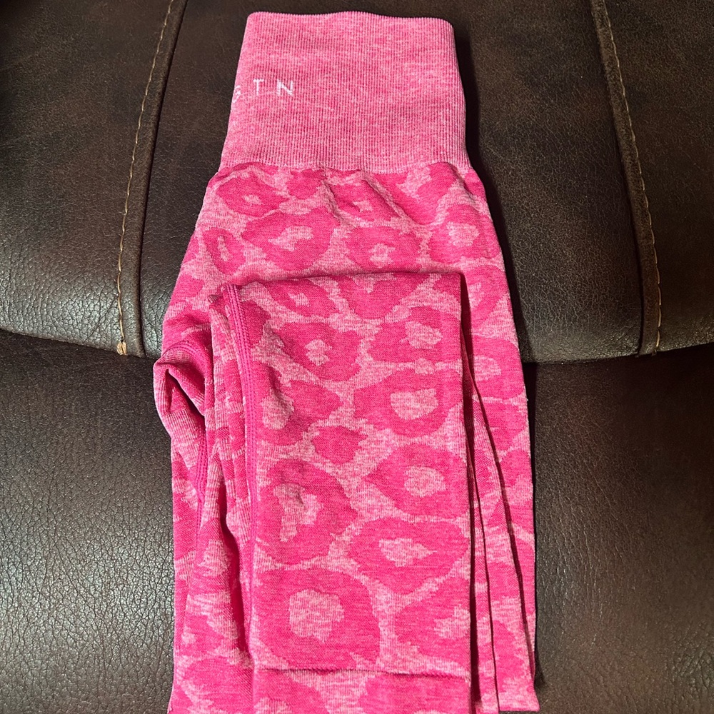 NVGTN WOMEN PINK CAMO LEGGINGS